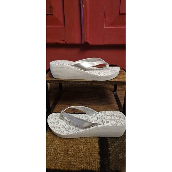 New Anne Taylor 7 The Loft White Silver Sandals Flip Flops 2" Wedge Summer Shoes - Picture 1 of 6